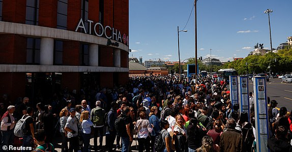 Chùm ảnh hàng loạt thành phố lớn ở châu Âu tê liệt vì mất điện