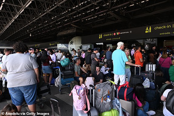 Chùm ảnh hàng loạt thành phố lớn ở châu Âu tê liệt vì mất điện