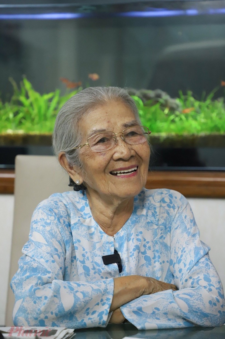 Nghệ sĩ Phi Điểu đi tù tại Campuchia và Sài Gòn, chịu tra tấn dã man nhưng kiên cường không khai báo, giữ vững lập trường cách mạng.