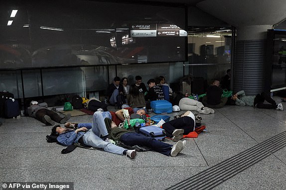 Chùm ảnh hàng loạt thành phố lớn ở châu Âu tê liệt vì mất điện