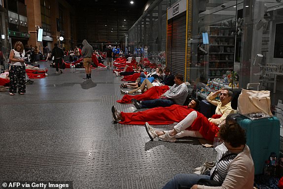 Chùm ảnh hàng loạt thành phố lớn ở châu Âu tê liệt vì mất điện