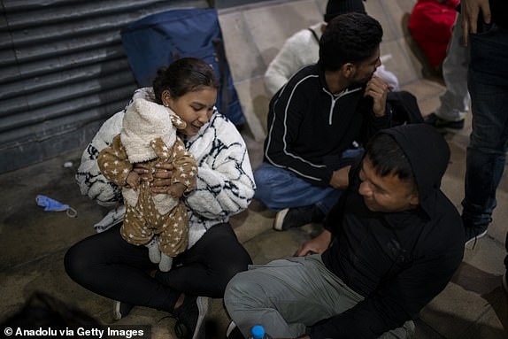 Chùm ảnh hàng loạt thành phố lớn ở châu Âu tê liệt vì mất điện