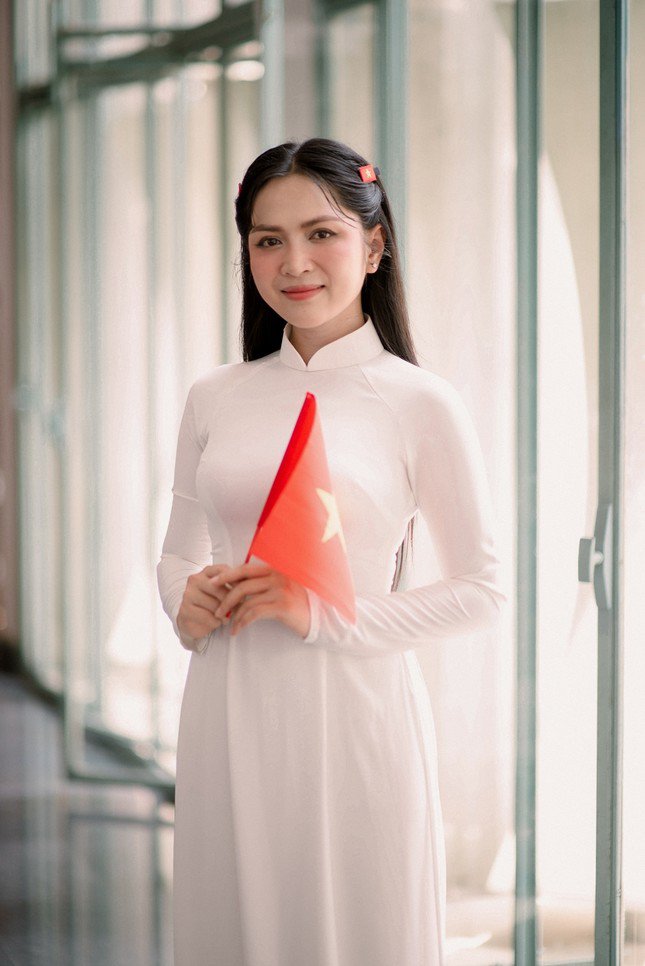 1745890573-nef-4937-5703-5596-width645height966 Ca sĩ Duyên Quỳnh.