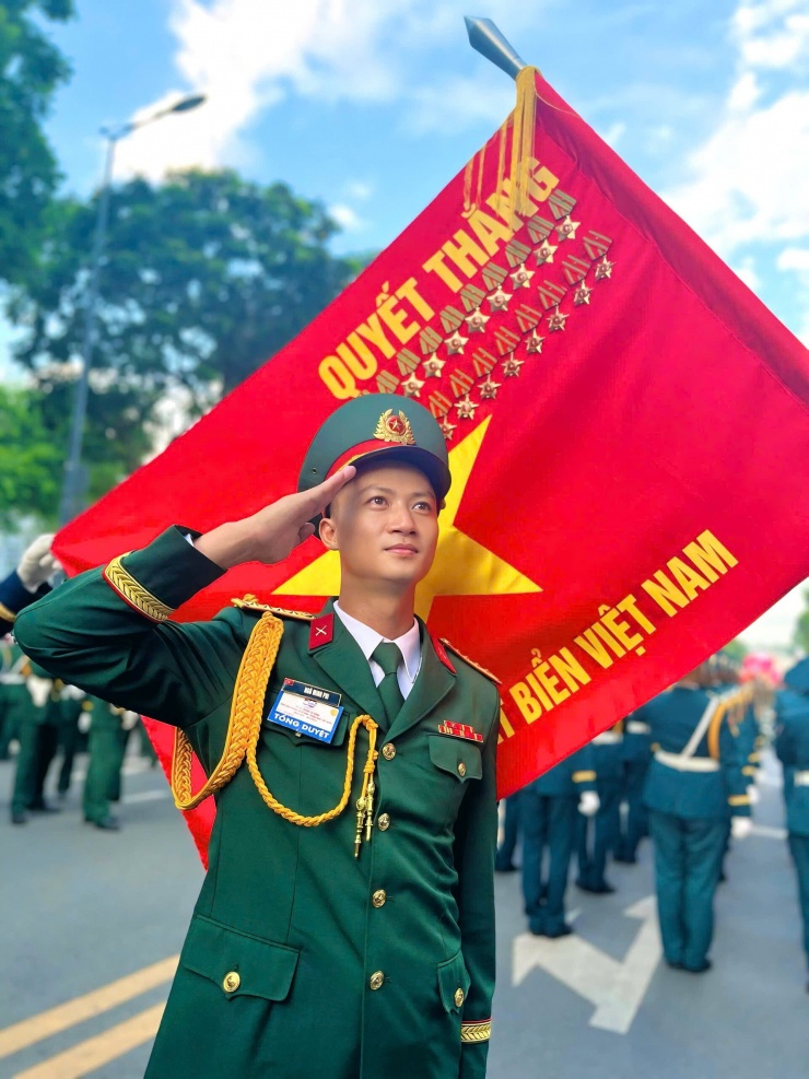 1745976824-gap-hau-phuong-nho-giua-dai-le-lon-304-tu-hao-vi-anh-nguoi-linh-tham-lang-cua-em-z8_d36d18ab2aa9a7b7a-4121-239-width1920height2560 Gặp hậu phương nhỏ giữa đại lễ lớn 30/4: “Tự hào vì anh – người lính thầm lặng của em!” - 4