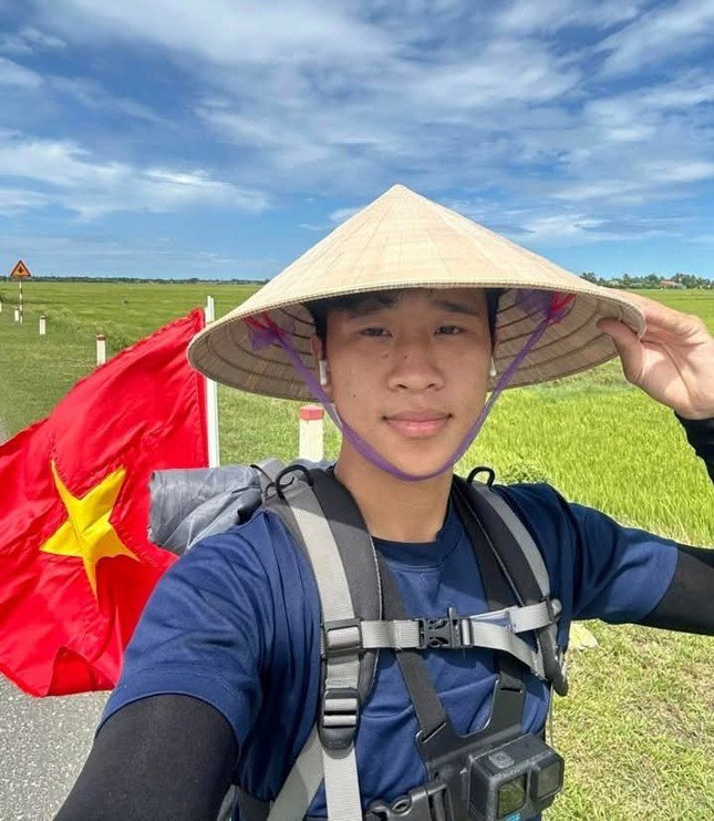 Mang theo lá cờ Tổ quốc, chiếc loa nhỏ, chàng trai đã đi bằng cả lòng biết ơn với quá khứ và niềm tin vào hiện tại. Ảnh: TikTok nhân vật.
