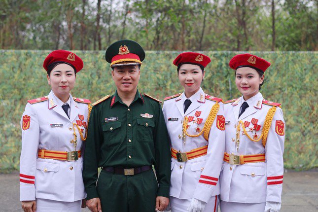 Hiền Ngân (đầu tiên từ phải sang) rạng rỡ trong đội hình Nữ quân nhạc.