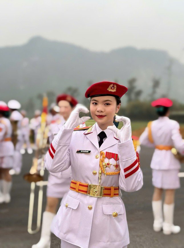 Những cái vẫy tay chào đón của người dân là lời động viên quý giá nhất đối với người lính như Hiền Ngân.