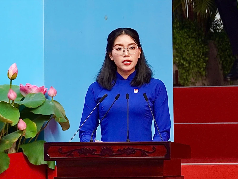 1745991578-huynh-manh-phuong-4158-4514-widthheight Bạn Huỳnh Mạnh Phương, Ủy viên Ban Chấp hành Thành đoàn TP.HCM, Bí thư Đoàn Trường Đại học Kinh tế - Luật, Đại học Quốc gia TP.HCM, phát biểu tại buổi lễ Kỷ niệm 50 năm thống nhất đất nước. Ảnh: THUẬN VĂN