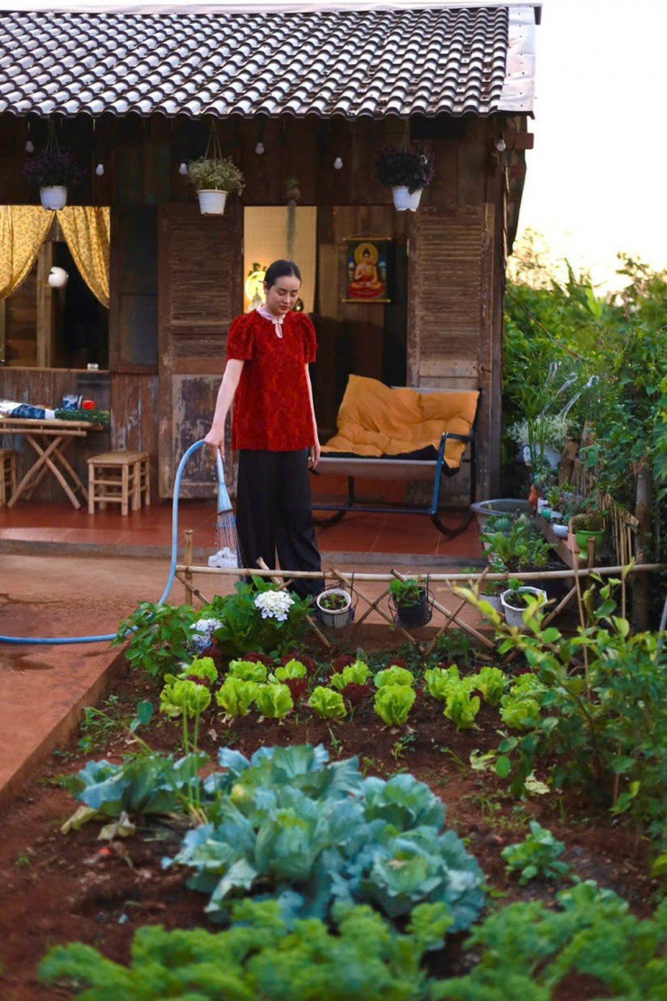 Khoảnh khắc Thùy thư giãn bên khu vườn nhỏ 