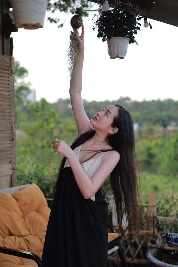 Thùy có những khoảnh khắc bình yên bên căn nhà của mình 