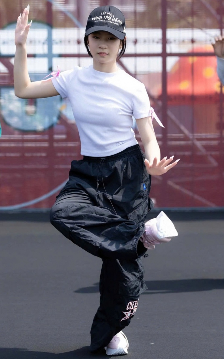 Theo Minh Hà, con gái đầu lòng sống tình cảm, tính cách năng động.