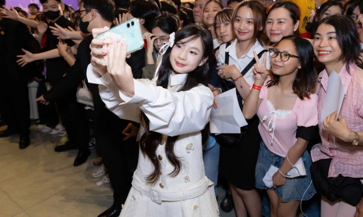 Cherry cùng bố mẹ giao lưu với khán giả ở TP HCM, Hà Nội từ ngày phim Lật mặt 8 ra mắt trong nước hôm 26/4. Lý Hải cho biết muốn con có thêm trải nghiệm thú vị trên phim trường, ươm mầm đam mê diễn xuất.