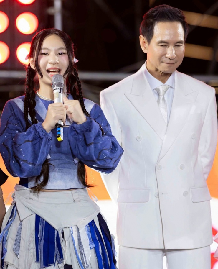 Cô bé có khuôn mặt thừa hưởng nét đẹp từ cả bố lẫn mẹ, phong thái tự tin trước ống kính.