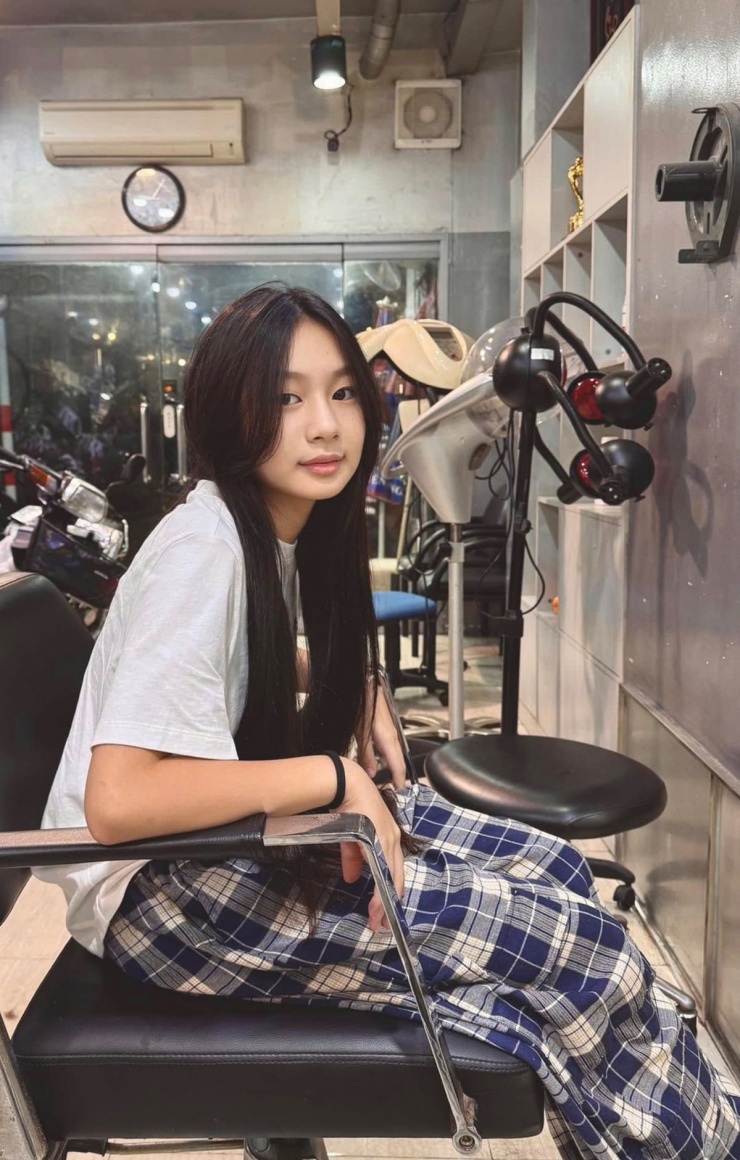 Cherry thường tự chọn trang phục, kiểu tóc.