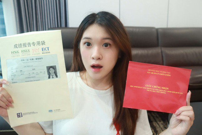 Triệu Vy đạt HSK 6 (258 điểm), HSKK Cấp cao năm lớp 11 và kết thúc bậc trung học với HSK 9 (396 điểm)