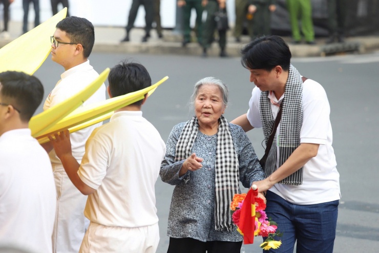 NSƯT Lê Thiện tại buổi lễ kỷ niệm mừng 50 năm Ngày Giải phóng miền Nam, thống nhất đất nước.