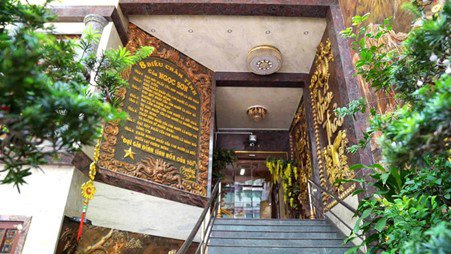 Nam danh ca làm bức tường đá điêu khắc ngay lối ra vào.