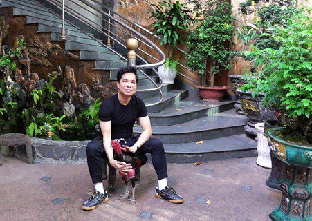 Cơ ngơi của nam ca sĩ rộng rãi, nhiều không gian, có sân vườn để thư giãn.