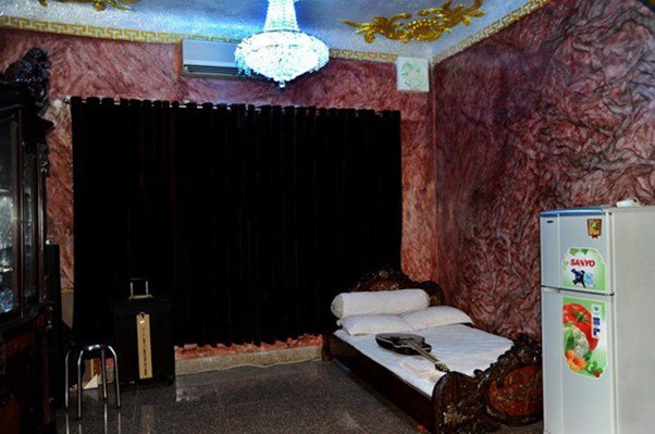 Nội thất sử dụng gỗ là chủ yếu nhưng từ màu sắc và cách bày trí tạo cảm giác bí ẩn cho căn biệt thự.