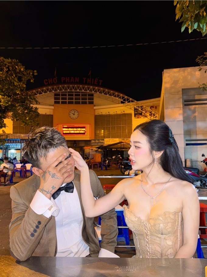 Tình yêu của Đạt G và Cindy Lư từng vấp phải nhiều thử thách từ dư luận liên quan chuyện tình của mỗi người trong quá khứ. Tháng 5/2021, sau khi công khai yêu nhau, Cindy bị tố là người thứ ba xen vào mối quan hệ của Du Uyên và Đạt G. Nam ca sĩ cũng vướng tranh cãi vì yêu vợ cũ của bạn - ca sĩ Hoài Lâm. Khi ấy, Đạt G lên tiếng bảo vệ nửa kia, cho biết mình và bạn gái đều mang nhiều tổn thương nên tìm thấy ở nhau sự chia sẻ, đồng cảm. Trong khi đó, Cindy khẳng định mình và Đạt G bắt đầu chuyện tình cảm khi anh đã kết thúc với người cũ.