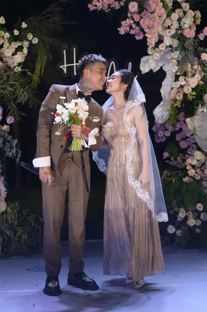 Trước đó, Đạt G ngỏ lời đính ước Cindy Lư ở đám cưới một người bạn thân hồi tháng 2. Anh nói không muốn công khai trên mạng xã hội về kế hoạch cụ thể mà chỉ hứa với người phụ nữ của mình. Cặp sao khi đó trao nhau nụ hôn tình tứ trước sự chứng kiến của bạn bè.