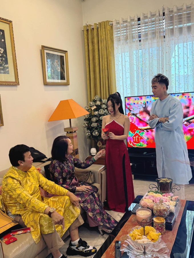 Đạt G cũng rất thân thiết với gia đình Cindy Lư. Dịp Tết Ất Tỵ, anh đưa cô cùng hai con về quây quần bên ông bà nội của Cindy là vợ chồng nghệ sĩ Bảo Quốc.