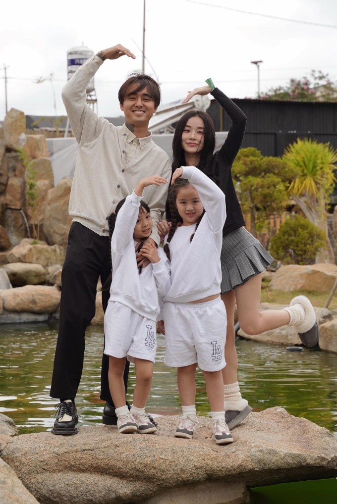 Từ ngày yêu nhau, Đạt G chung sống cùng Cindy Lư và hai con gái của cô. Anh gọi các bé là con xưng ba, cho biết sẽ luôn sẵn sàng làm các bé cảm thấy vui vẻ. Cặp sao thường xuyên đưa các con đi du lịch để cùng vun vén tình cảm gia đình.