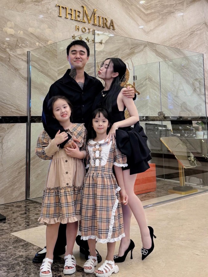 Cindy Lư nhiều lần công khai cảm ơn Đạt G vì đồng hành với cô trong việc nuôi dạy, chăm sóc, lo lắng cho hai bé Gà, Cún từ việc ăn uống đến học hành, giúp các con luôn cảm thấy đủ đầy yêu thương.