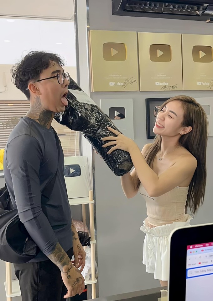 Cindy cho biết Đạt G không phải gu bạn trai cô tìm kiếm nhưng ở bên nhau, cô dần bị anh chinh phục bằng thái độ ân cần và yêu thương hai con gái riêng. Theo cô, bề ngoài anh trông gai góc do xăm trổ nhưng bên trong ấm áp.