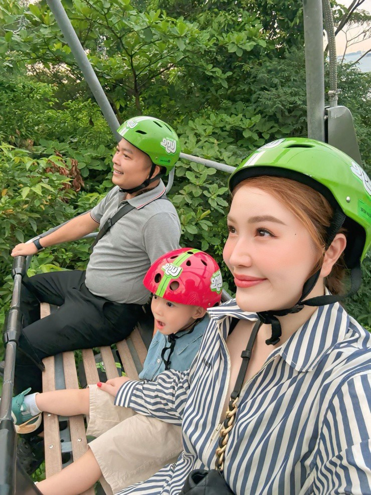 Tuy nhiên, cảm xúc Bảo Thy thay đổi hoàn toàn khi cô ngồi xích đu trên không.