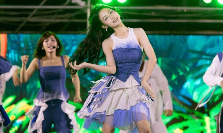 Từ trong phim đến các hoạt động quảng bá của 'Lật mặt 8: Vòng tay nắng', Bảo Ngọc chinh phục khán giả về khả năng trình diễn chuyên nghiệp trên sân khấu với các bước nhảy thành thạo.