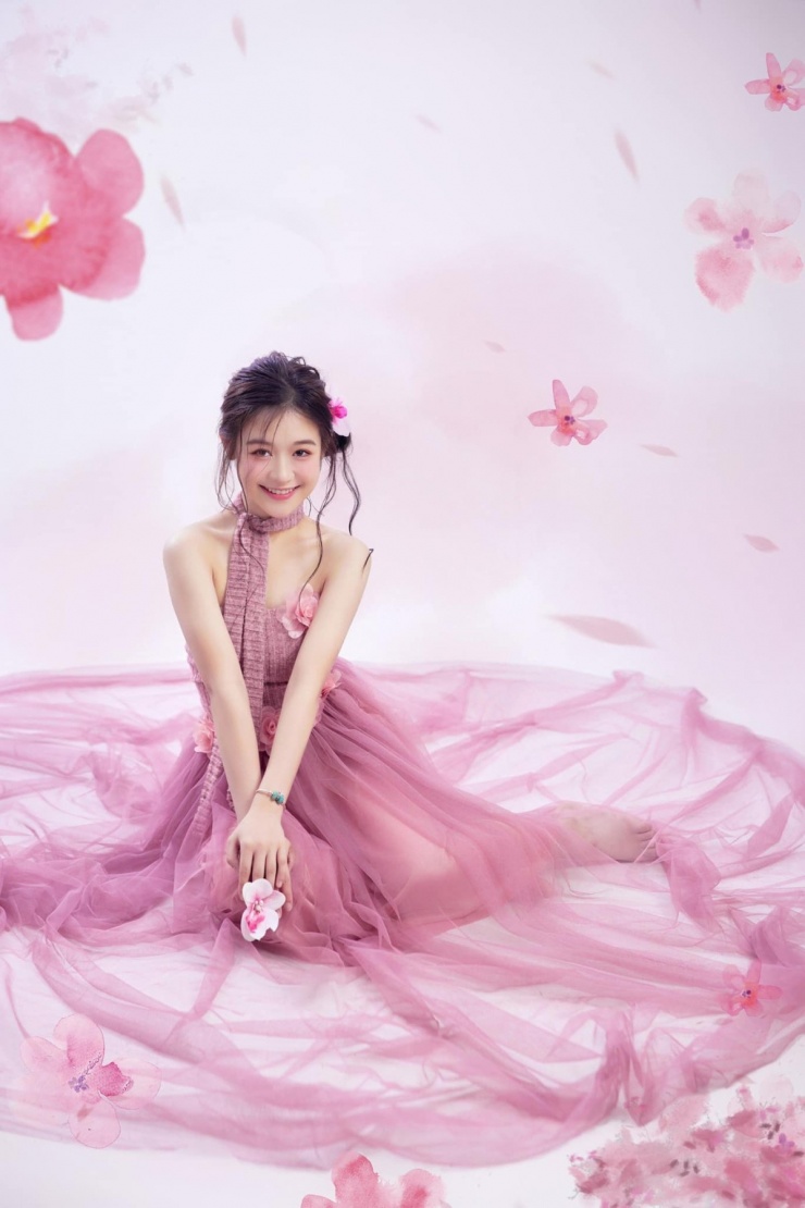 Khoảng một năm gần đây, người đẹp gen Z hiện diện với gương mặt thon gọn, cằm Vline, dẫn tới một bộ phận dân mạng đồn đoán cô 'dao kéo' thẩm mỹ. Bác bỏ tin đồn này, 'hoa khôi nhí' cho biết gương mặt cô nhỏ gọn đi nhờ phương pháp giảm cân, giúp sống mũi và gò má lộ rõ hơn. 'Có lẽ do tôi thay đổi nhanh quá, nhiều người không nhận ra tôi', Bảo Ngọc nói.