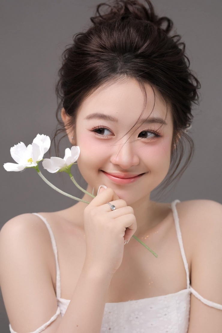 Càng lớn, Bảo Ngọc càng xinh đẹp, nhan sắc ngọt ngào, gương mặt bầu bĩnh, nhờ vậy được gọi là hoa khôi nhí.