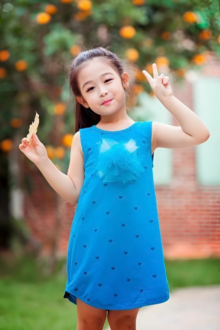 Bảo Ngọc sinh năm 2008, quê Cần Thơ. Bốn tuổi, cô tham gia nhiều lớp năng khiếu tại nhà văn hóa. 5 tuổi, cô được chú ý ở cuộc thi âm nhạc thiếu nhi 'Đồ Rê Mí'. 7 tuổi, cô giành ngôi á quân 'Gương mặt thân quen nhí'.