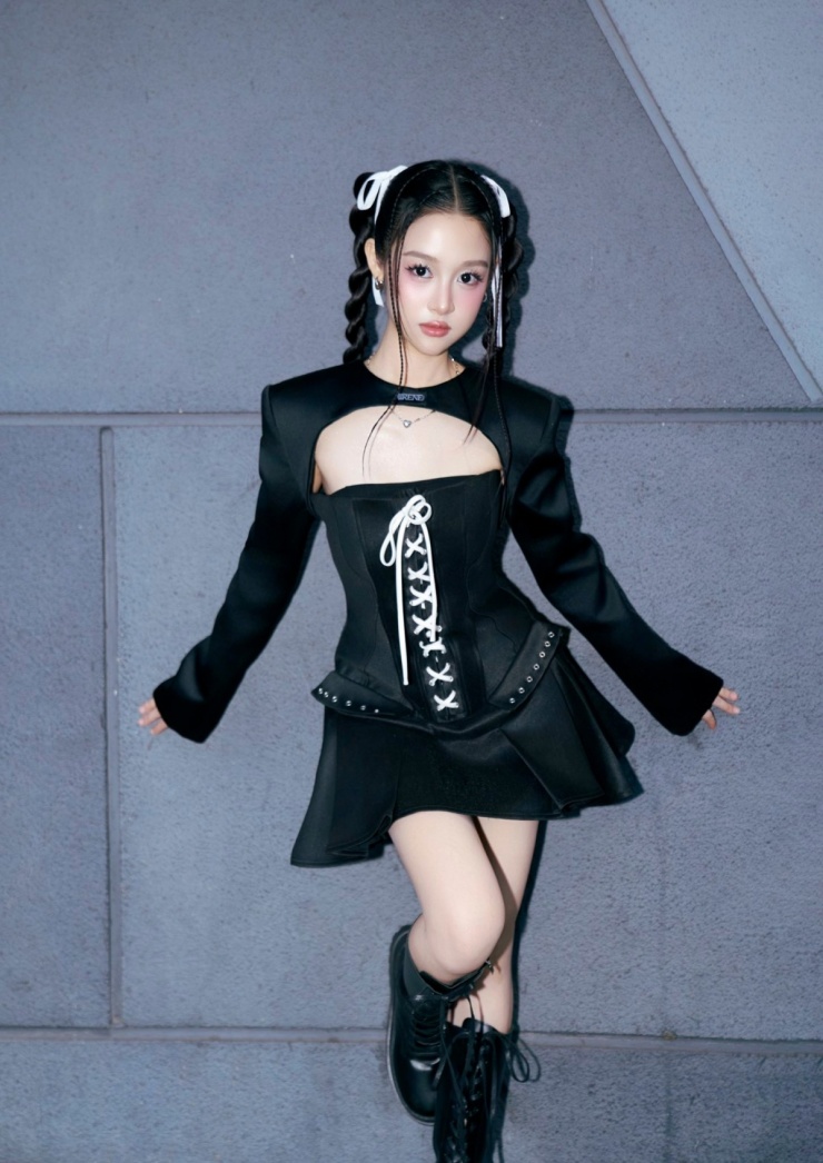 Tuổi 'bẻ gãy sừng trâu', á quân 'Gương mặt thân quen nhí' tự tin tôn dáng mảnh mai, khoe eo thon với các bộ váy bó khi dự sự kiện hay áo crop top trong đời thường.