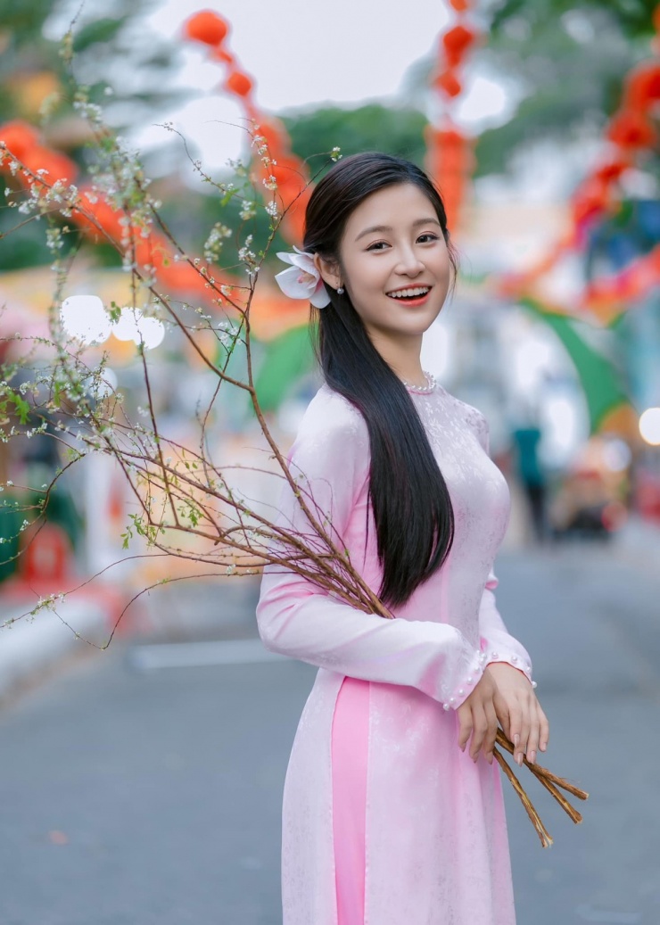 Trên kênh TikTok 3,8 triệu người theo dõi và Facebook 222.000 follower, Bảo Ngọc thường nhận lời khen nhan sắc hợp làm hoa hậu. Nhưng cô cho biết không có ý định tham gia các cuộc thi sắc đẹp và dự định đi du học Australia sau khi tốt nghiệp cấp ba.