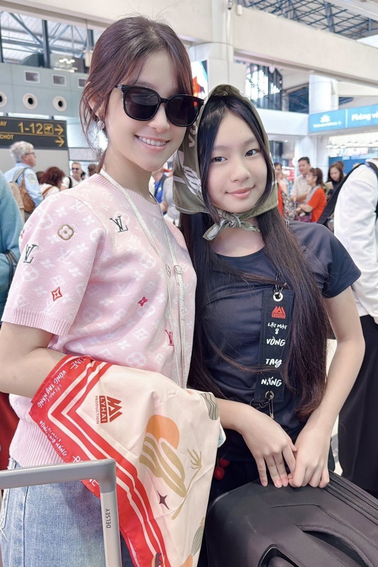 Đáp lại những tin đồn này, Bảo Ngọc đăng ảnh chụp chung với Cherry, cho biết hai chị em quý mến nhau. Cô khen con gái của đạo diễn Lý Hải - nhà sản xuất Minh Hà thông minh, dễ thương, hòa đồng với mọi người, không ỷ lại cha mẹ nổi tiếng.