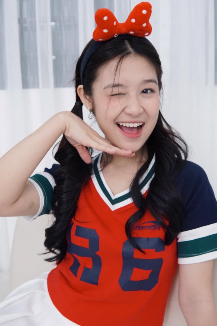 Bên cạnh đó, cô trau dồi khả năng thanh nhạc, vũ đạo; học chơi nhiều nhạc cụ như trống, piano, harmonica...