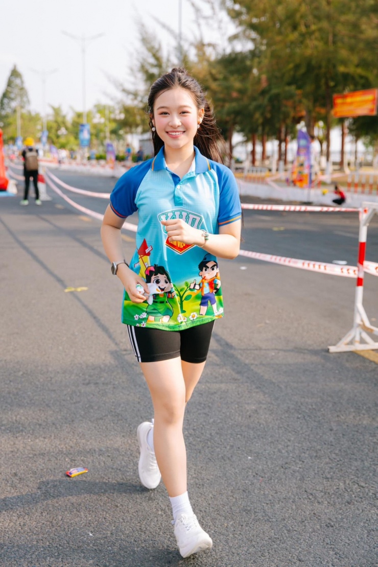Bảo Ngọc tham gia một giải marathon cho trẻ em vào năm ngoái. Người đẹp 'Lật mặt 8' nói cô yêu thích nhiều môn thể thao, đặc biệt là chạy bộ và bơi.