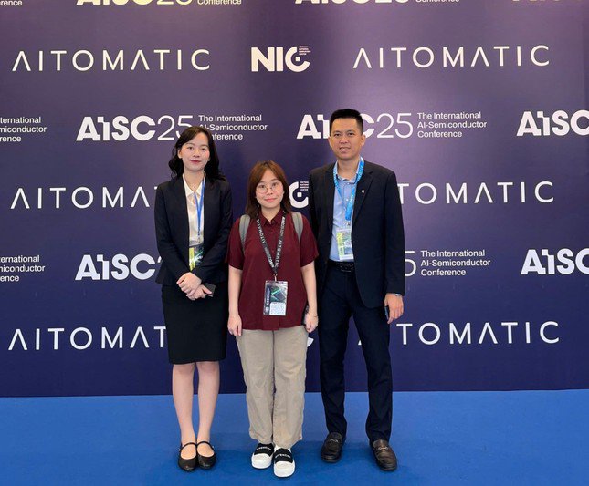 1746239305-z0-ae09d4ec25e34532a9ad330cf62c51d7-3732-702-width645height533 Chị Linh (ở giữa) hiện còn là Trưởng bộ phận AI tại công ty Obello.