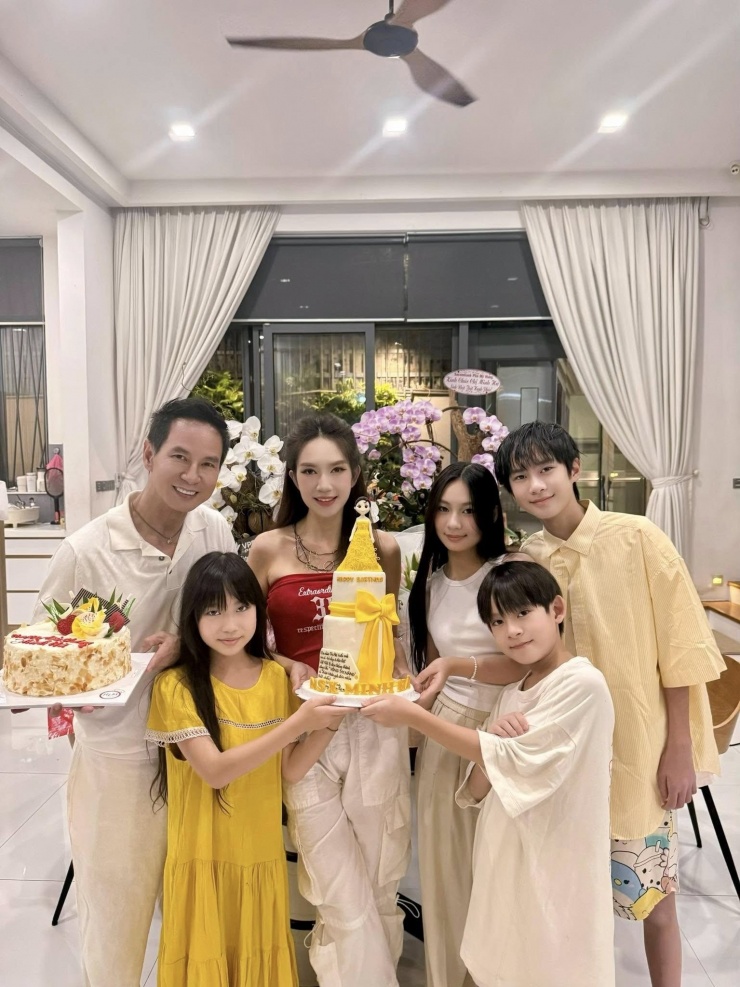 Cả hai từ chối mọi cuộc vui với bạn bè vì muốn dành thời gian cho các con. 