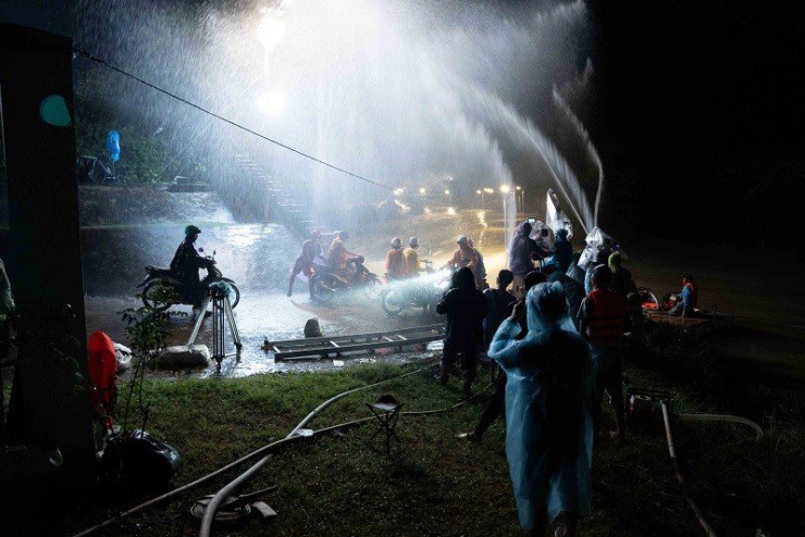 1746268908-ly-hai-tiet-lo-hau-truong-canh-quay-sinh-tu-trong-lat-mat-8-hinh-3-width800height533 Hậu trường cảnh quay mưa lũ tràn về. Ảnh: ĐPCC