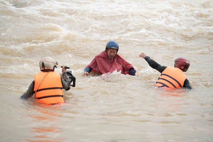 1746268909-ly-hai-tiet-lo-hau-truong-canh-quay-sinh-tu-trong-lat-mat-8-hinh-4-width800height533 Diễn viên Long Đẹp Trai thực hiện cảnh quay. Ảnh: ĐPCC