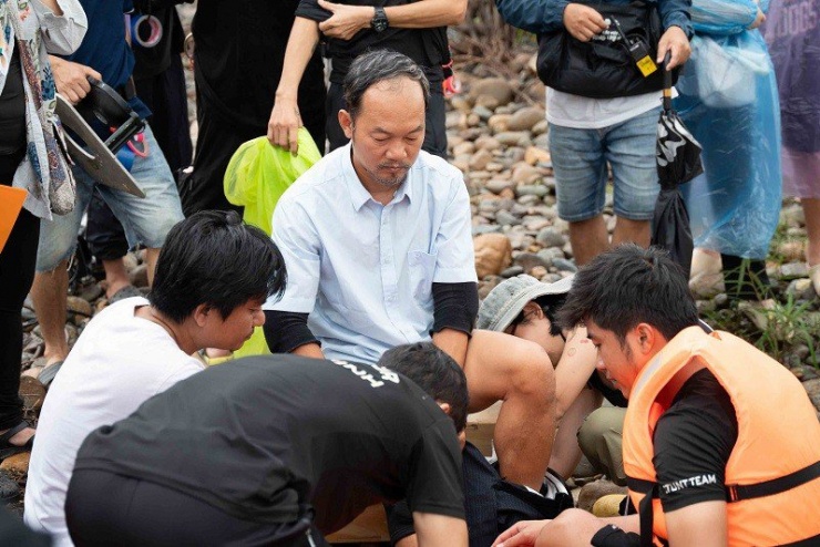 1746268909-ly-hai-tiet-lo-hau-truong-canh-quay-sinh-tu-trong-lat-mat-8-hinh-5-width800height533 Long Đẹp Trai chuẩn bị cho một cảnh quay. Ảnh: ĐPCC