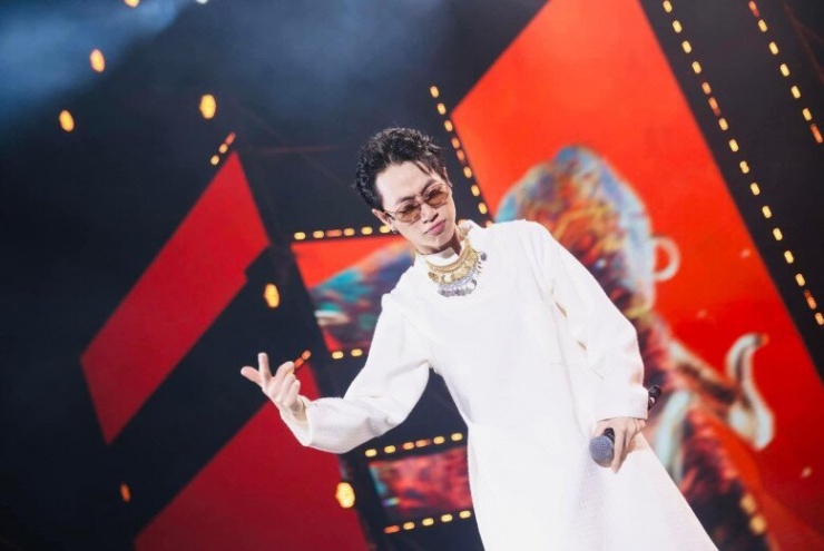 2 nam ca sĩ 9X vinh dự hát trong lễ diễu binh: Đông Hùng hạnh phúc bên vợ con, Double2T từng là thợ cắt tóc - 2