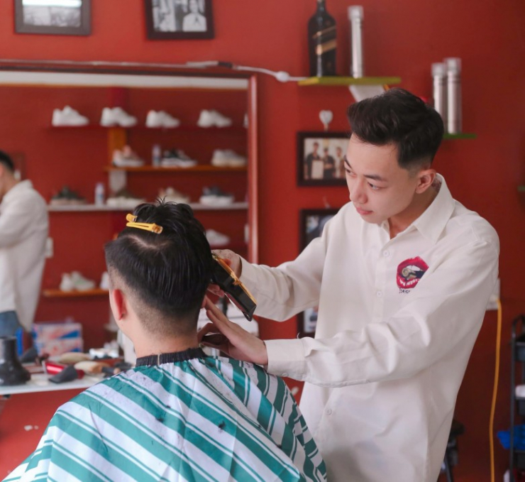 2 nam ca sĩ 9X vinh dự hát trong lễ diễu binh: Đông Hùng hạnh phúc bên vợ con, Double2T từng là thợ cắt tóc - 3