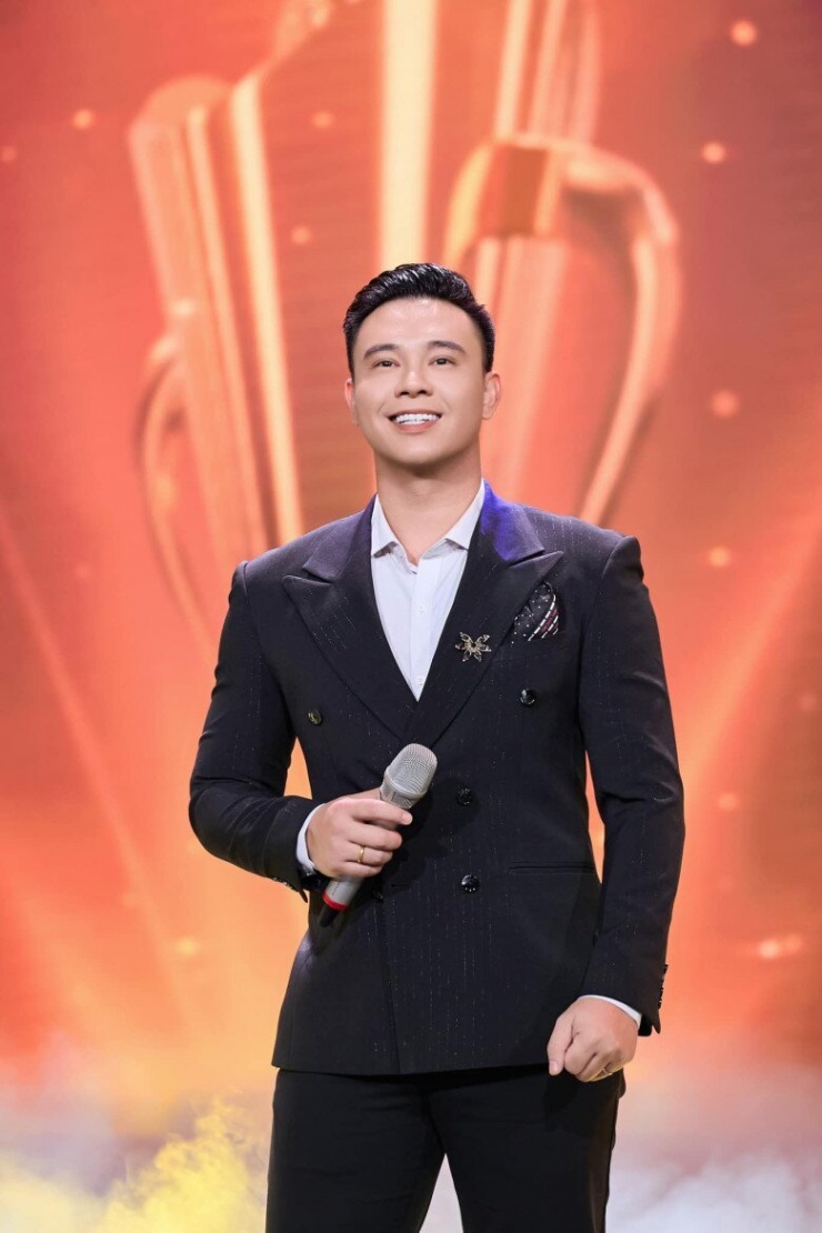 2 nam ca sĩ 9X vinh dự hát trong lễ diễu binh: Đông Hùng hạnh phúc bên vợ con, Double2T từng là thợ cắt tóc - 6