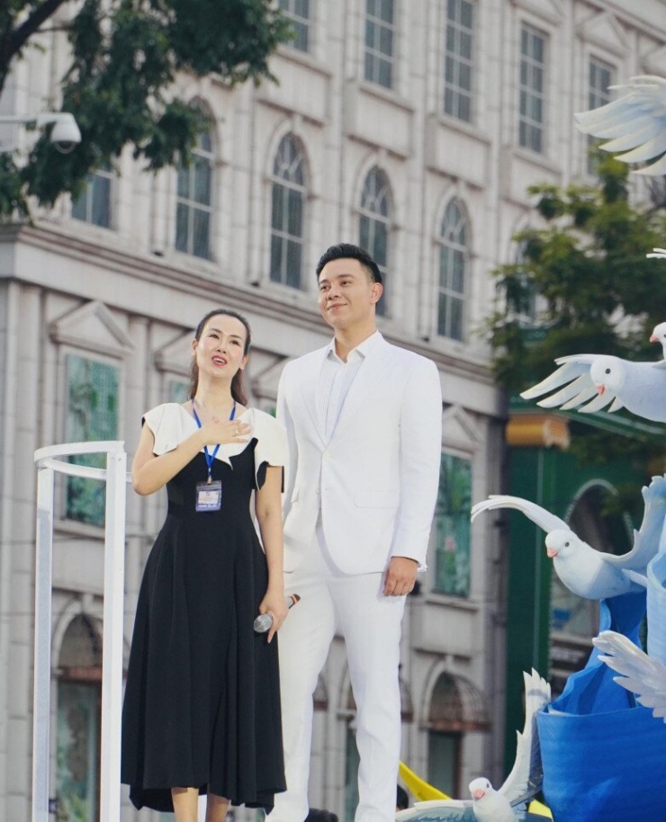 2 nam ca sĩ 9X vinh dự hát trong lễ diễu binh: Đông Hùng hạnh phúc bên vợ con, Double2T từng là thợ cắt tóc - 5