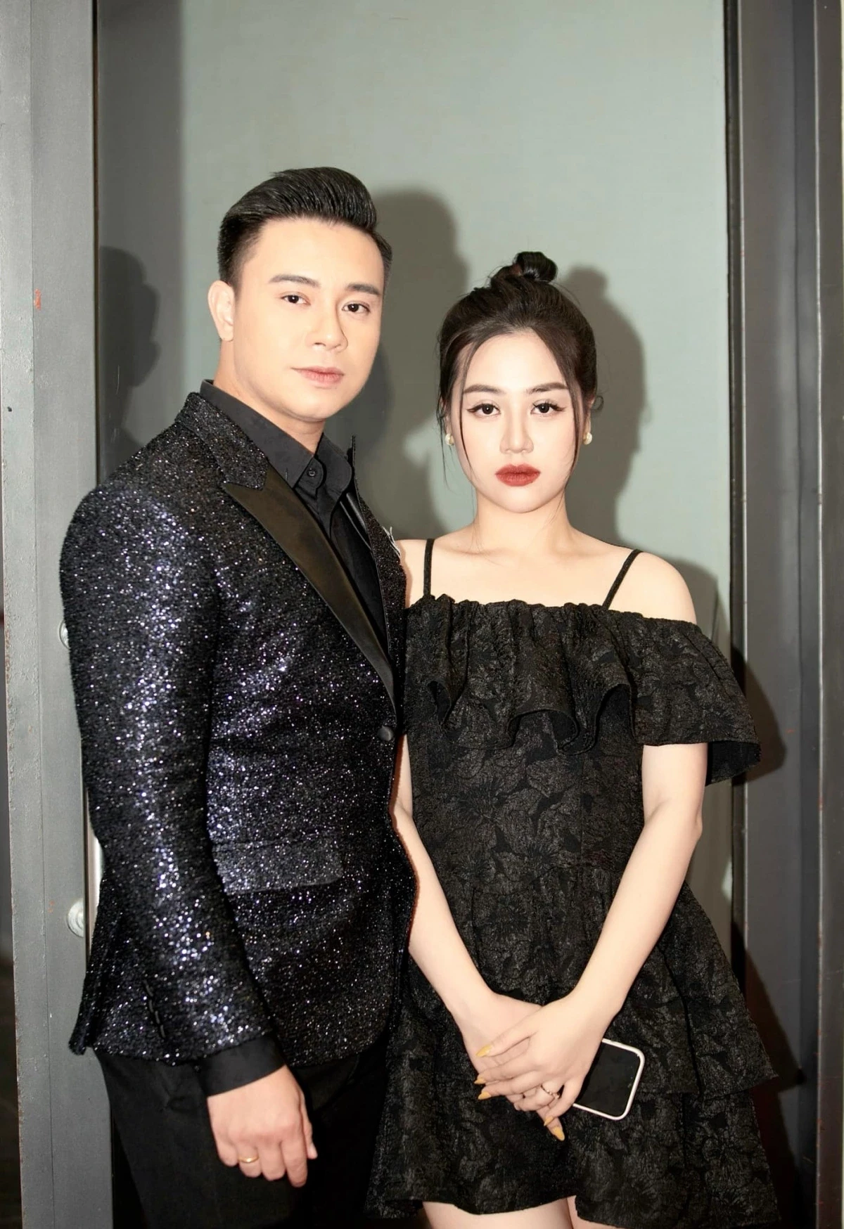 2 nam ca sĩ 9X vinh dự hát trong lễ diễu binh: Đông Hùng hạnh phúc bên vợ con, Double2T từng là thợ cắt tóc - 9