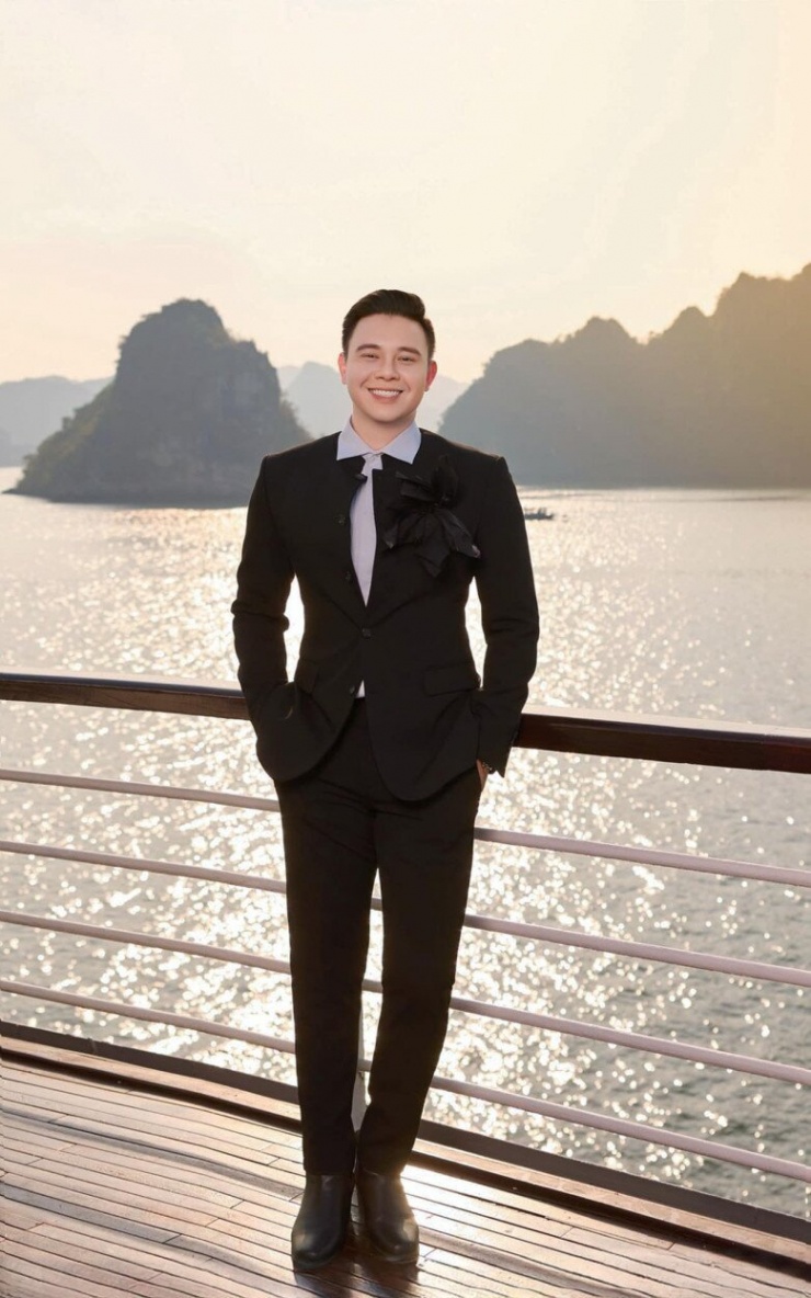 2 nam ca sĩ 9X vinh dự hát trong lễ diễu binh: Đông Hùng hạnh phúc bên vợ con, người còn lại từng là thợ cắt tóc - 7